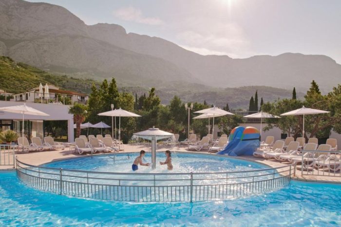 Bluesun-Hotel-Neptun-piscina-copiilor-si-muntii