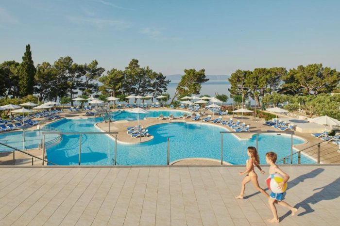Bluesun-Hotel-Neptun-vedere-la-piscina-si-mare