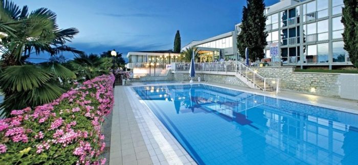 Hotel-Zorna-Plava-Laguna-piscina