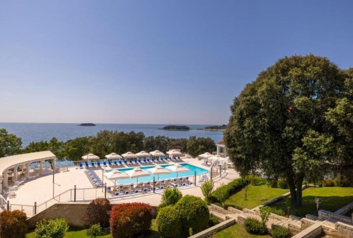 Maistra-Select-Funtana-vedere-la-piscina-si-mare