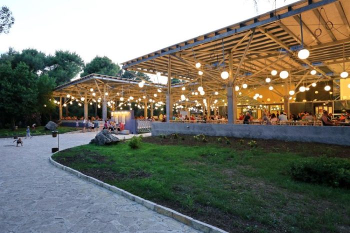 Pine-Beach-Pakostane-restaurant